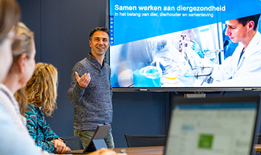 Royal GD Medewerker geeft Presentatie